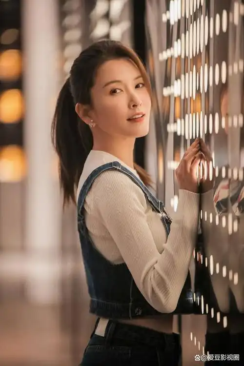 2月14日情人节这天,演员徐洁儿在社交平台上晒出自己的甜美写真大片