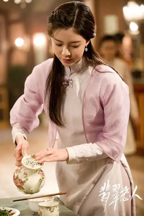 宋妍霏翡翠恋人再曝剧照民国少女鬼马俏皮