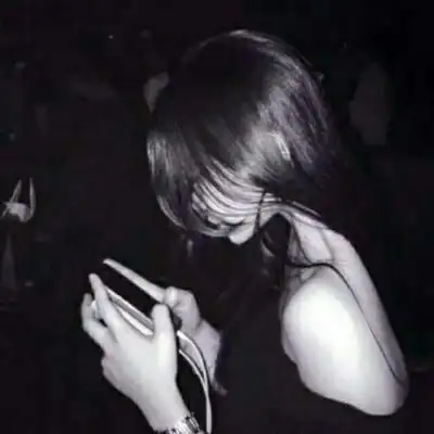 女生头像黑白伤感侧脸 孤独真人忧伤头像