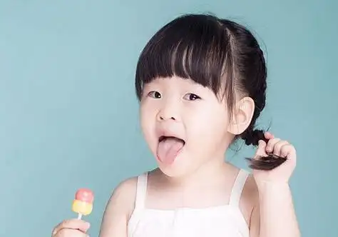 女孩齐刘海蜈蚣辫编发发型四岁小女孩的头发乌黑柔顺,修剪成齐刘海