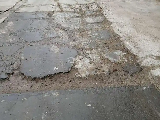 水泥路烂成渣渣