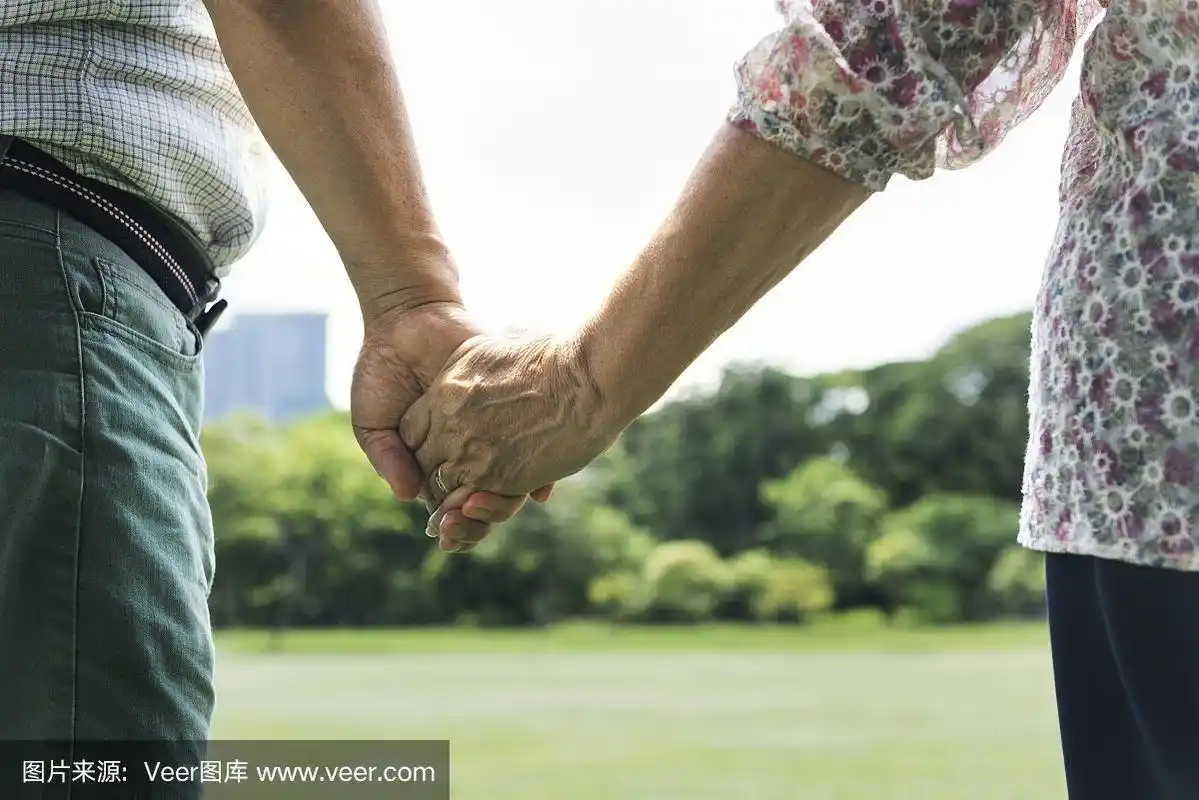 老年夫妻幸福浪漫牵手概念