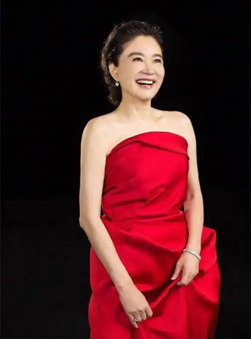 三十年前的林青霞不仅美若惊鸿穿搭风格足以引领现在时尚潮流