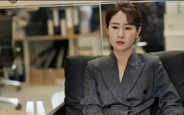 刘奕君也属于是年轻出道,可惜却因为拒绝宋佳的"潜规则",被雪藏了多年