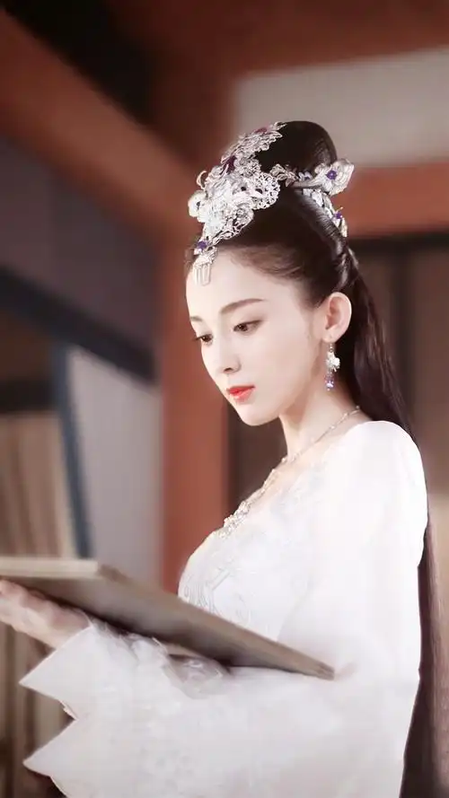 古力娜扎,在《择天记》饰演的徐有容白衣飘飘,仙气十足,成功挤入古装