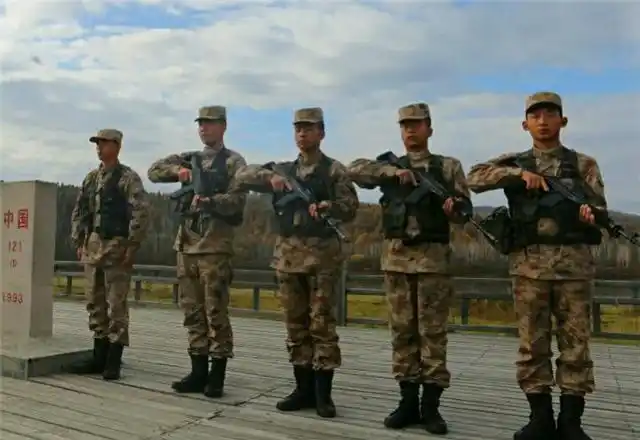 下图为19男荒漠迷彩冬通用作战服下图为19男/女丛林迷彩夏通用作战服