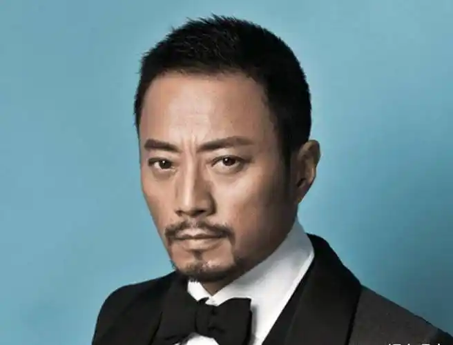 其实很多时候,不单单只有女星肤色黑会遭到网友的调侃,即便是男星也都