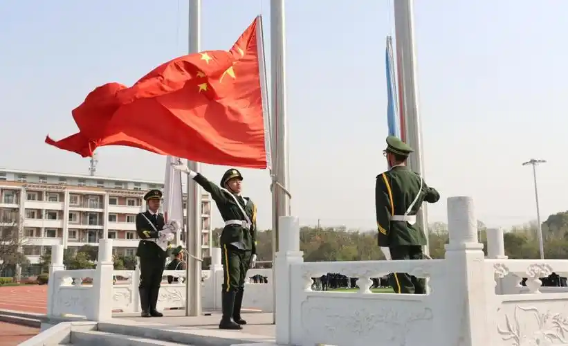 记合肥一六八中学校园国旗护卫队