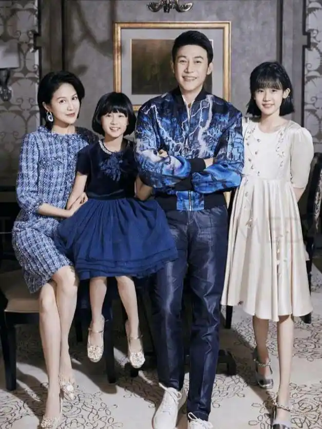 陆毅,鲍蕾一家2024新年出大片,人人颜值提当,家庭幸福美满