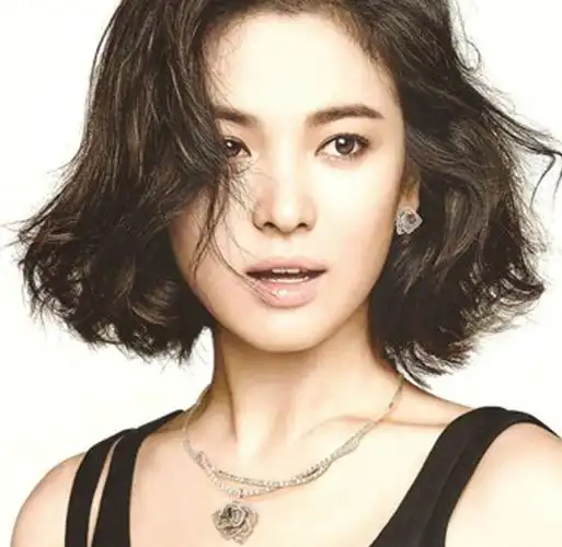 9款大脸方脸适合发型1,法式刘海短发这种发型非常适合大脸的女性使用