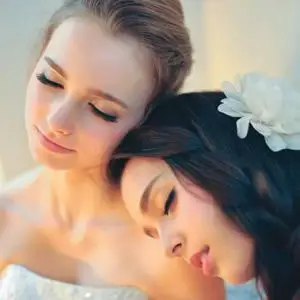 白衣新娘闺蜜伴娘_欧美姐妹头像图片_扣扣居