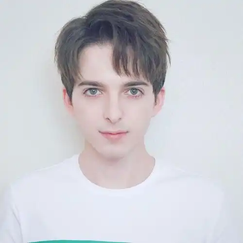 最后放个帅哥证件照