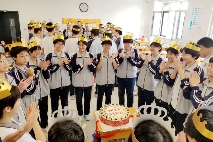 40多名学生集体庆生历城二中这俩班举办特殊生日会