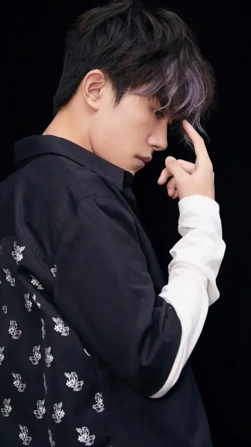 易烊千玺帅气写真