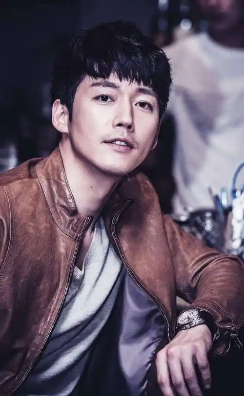 张赫47岁还能做到"不发面",这张脸不演主角我不服_帅哥_健身_颜究