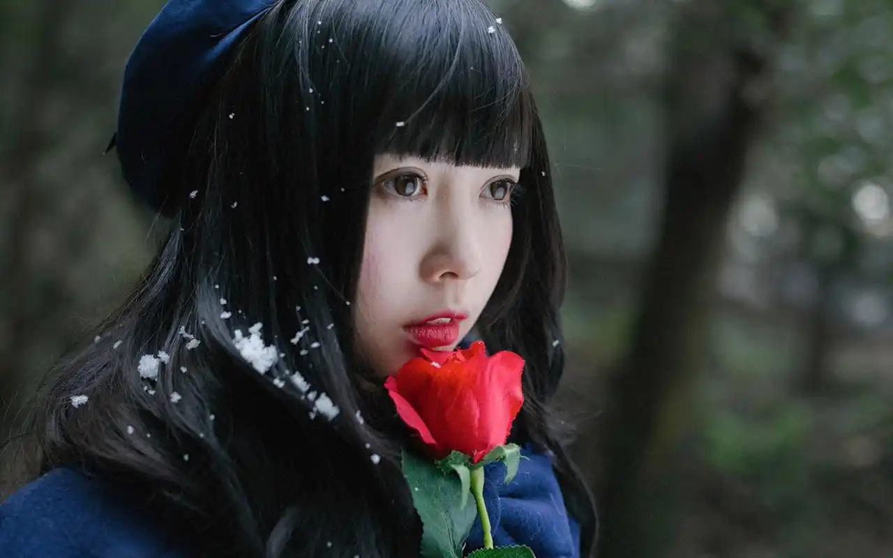 冬日雪中美女写真图片桌面壁纸