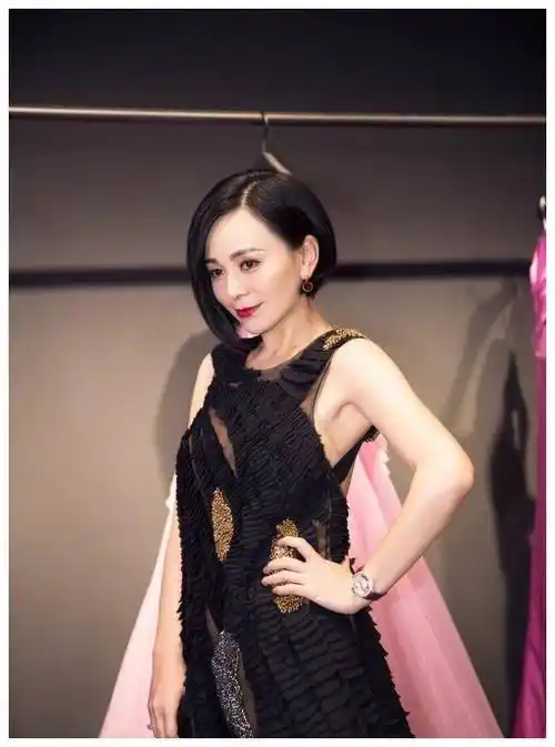 "雪姨"王琳好气色,波波头配吊带裙格外清纯,这哪像50岁的人_女性_衣服