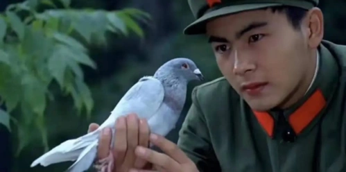 很多人都说到他颜值并不高出演普通话不标准的洪班长胖洪也是《炊事班