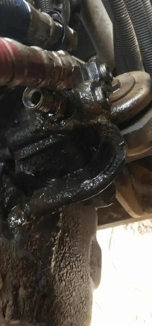 这是日立70-5g机油底壳漏油,有大神知道吗怎么整吗,在线等15237886222