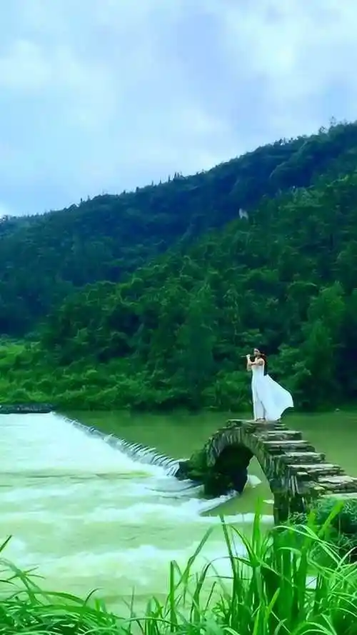 人间仙境,一位佳人,萧声悠然,衣袂飘飘!