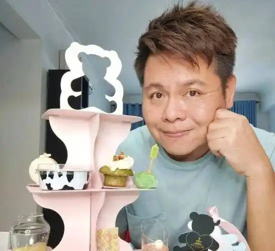 64岁李宗盛近况曝光,骑电驴出行无人识,头戴钢盔被嘲像鬼子进村