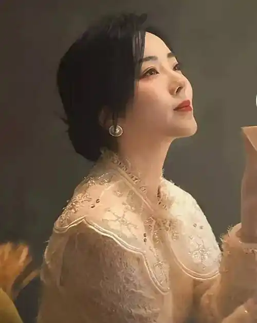 美女主持人李思思在广西桂林同当地居民一起庆祝三月三