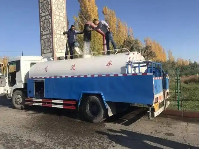 师市组织送水车全力为市民解渴