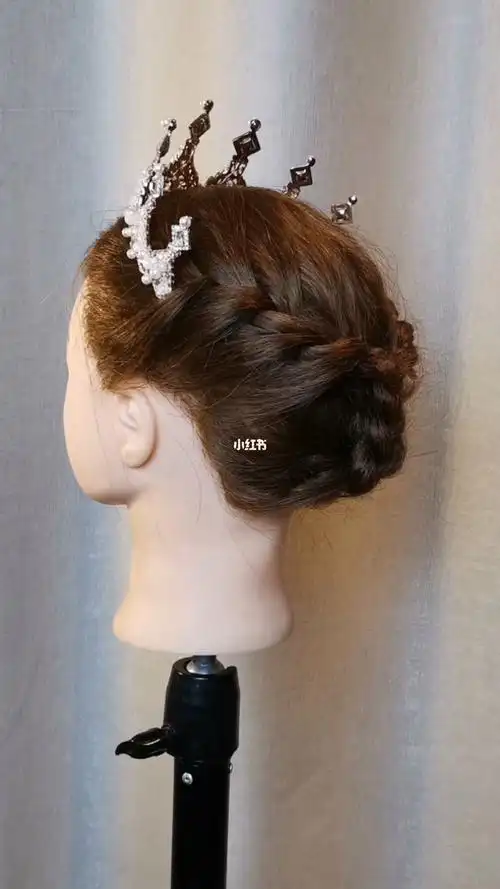 公主过生日穿礼服戴皇冠这样扎也很美