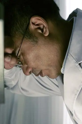 "金像影帝"任达华饰演恐怖医生