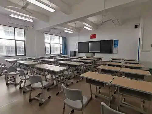 宽敞明亮教室