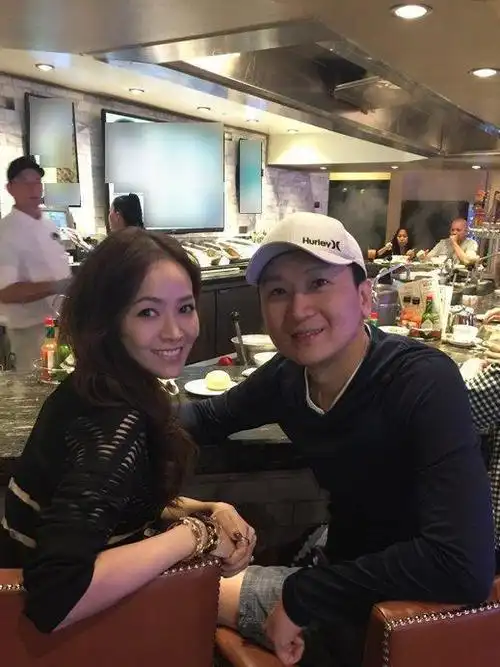 侯佩岑出席线下活动,否认与富豪老公婚变传闻,一家四口甜蜜幸福|婚姻