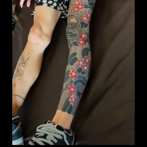 老传统樱花腿,各位大神们鉴定一_纹身吧社区 - 纹身大咖