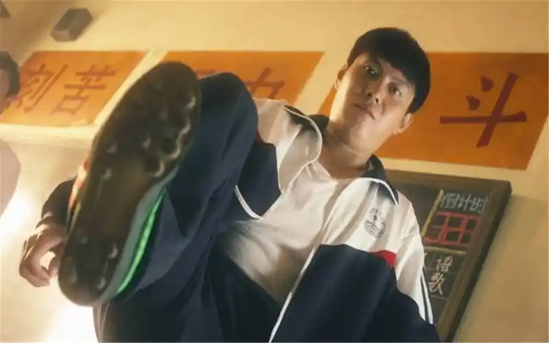 电影中艾伦爆笑名场面,大傻春:王老师,你看我鞋好看吗?