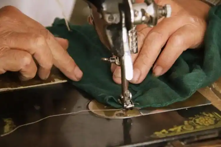 泖港乡村里的老裁缝一干就是一辈子