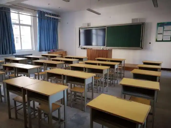 宽敞明亮的现代化教室