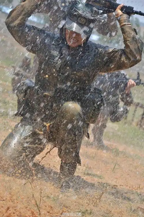 解放军女特种兵残酷训练曝光:蛇群中取枪2015.5.