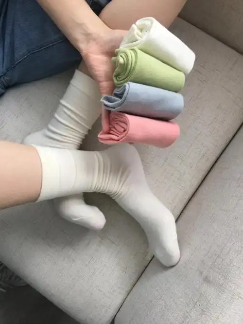 这个糖果色的袜子有好几个配色,都好看,但是我坠喜欢这双白色的,看