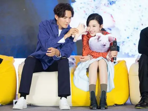 杨子姗出席电影《宠爱》发布会 与小猪演情敌"争夺"钟汉良