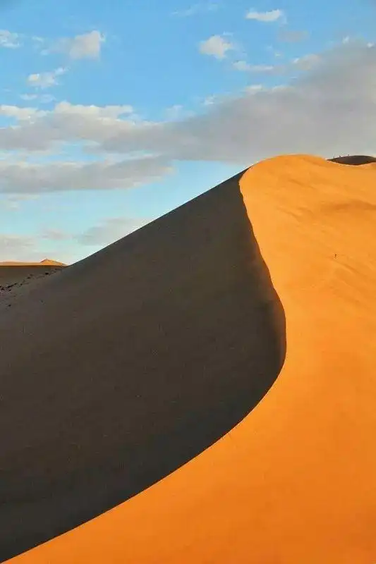 穿越腾格里沙漠路太远景太美去一次震撼一次