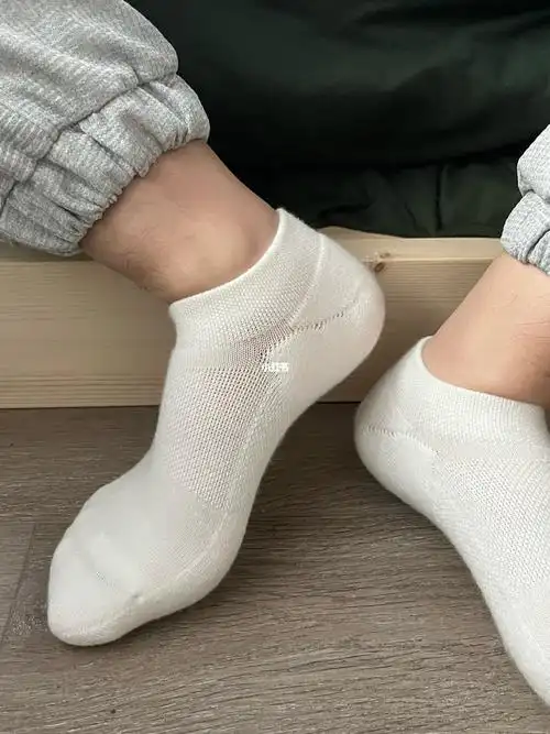 袜子脚后跟是直角跟设计,根本不用担心会掉纯色的袜身,脚背是网面设计