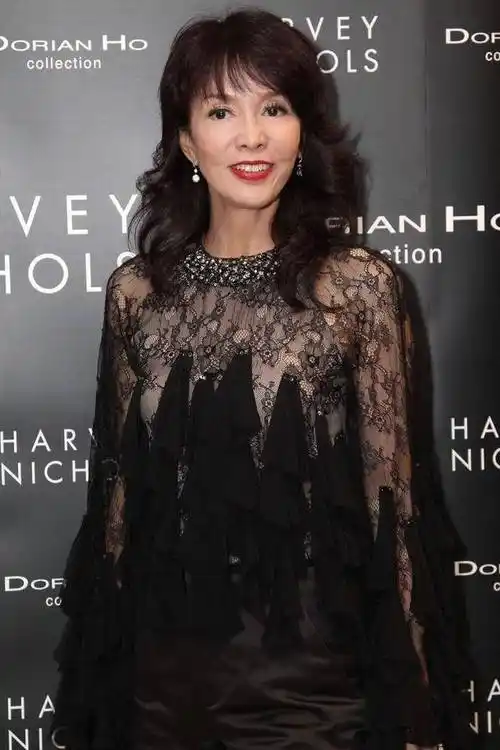 62岁郑裕玲太敢穿了,黑色透视蕾丝上衣配直筒裤,不俗反而很高级_身材