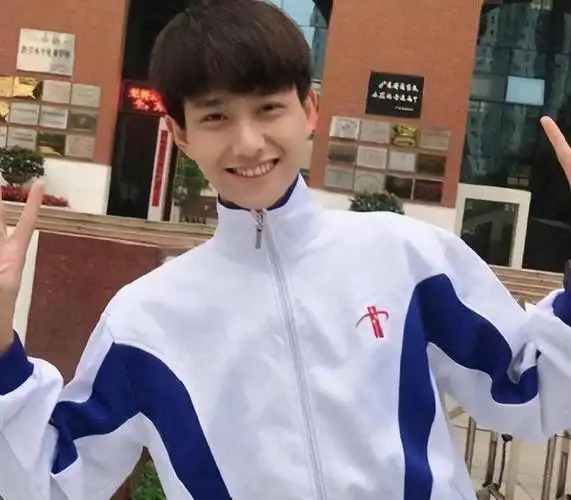 身高颜值让人感慨,校服也难掩其帅气形象|父母|六年级|数学老师_网易