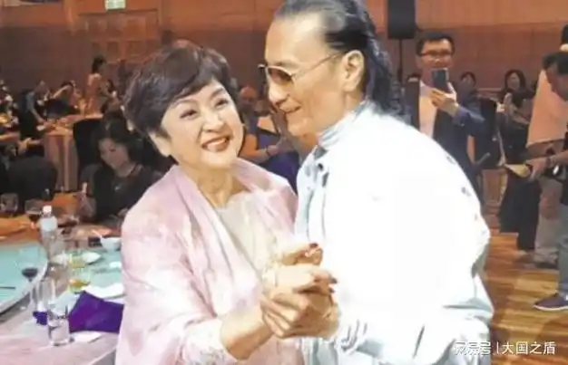 谢贤才是赢家, 离婚后不仅能与前妻保持亲昵, 两位前任也亲如姐妹|甄