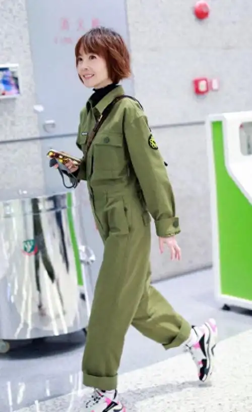 鲁豫终于胖一些了穿军绿色工装连体裤走机场看上去有80多斤了