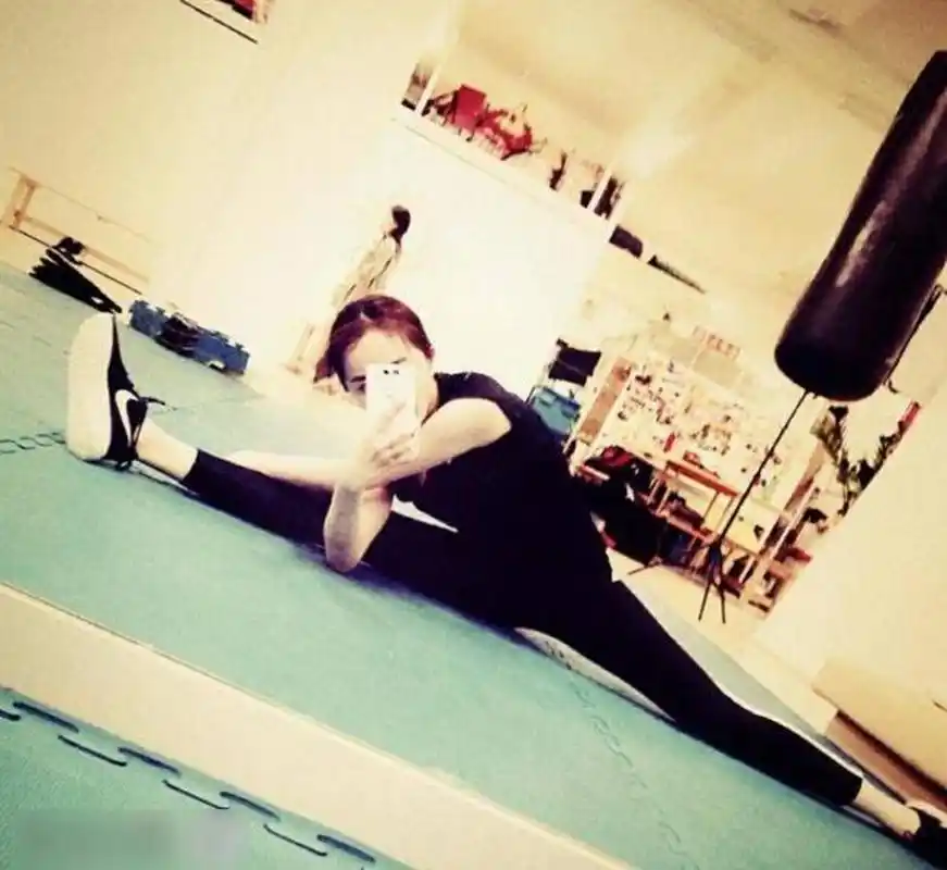 照片中的杨幂叉开双腿,大秀一字马,窈窕的身材衬托中纤细的长腿,让