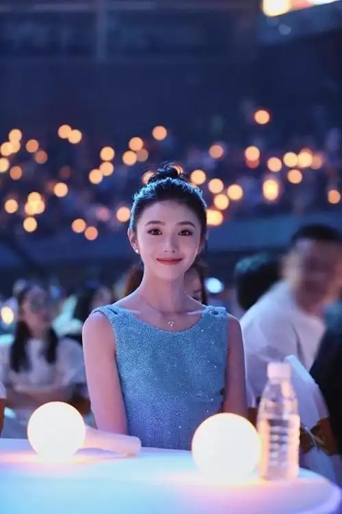 谋女郎刘浩存亮相活动,墨绿长裙穿出寡淡感,清淡妆容太没记忆点