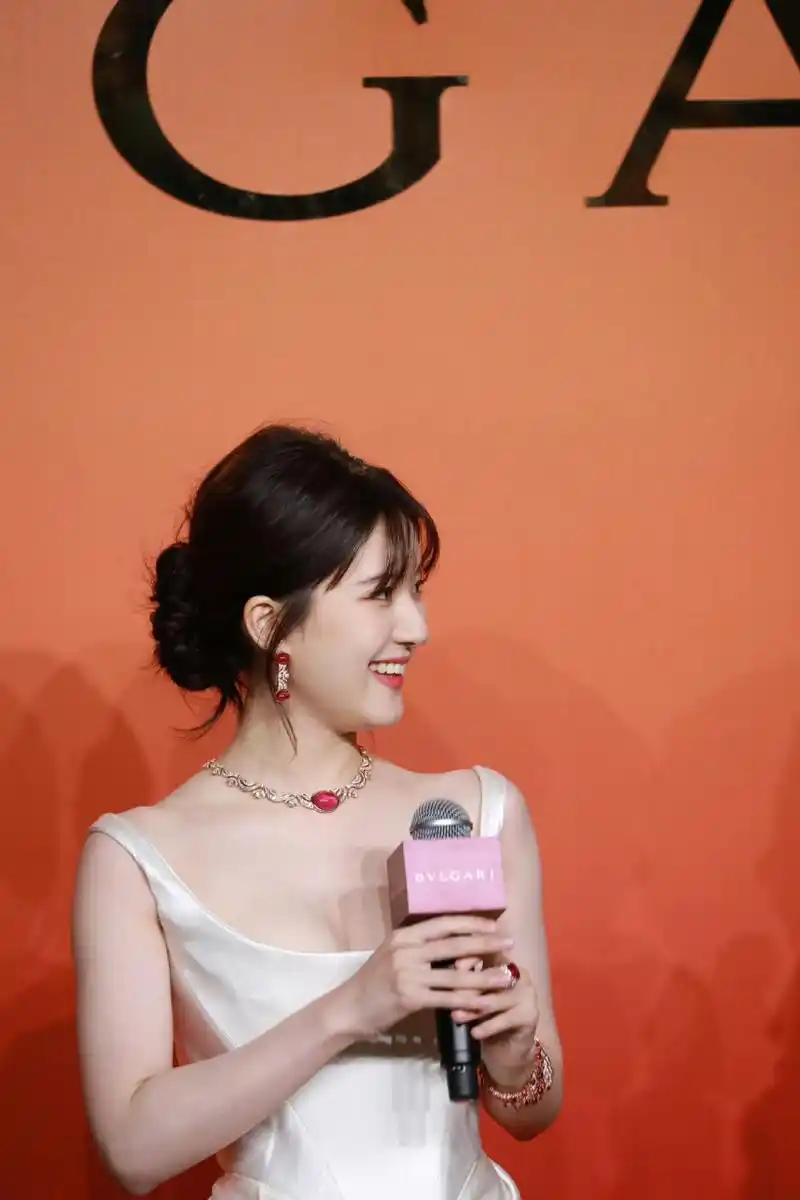 赵露思宝格丽红毯直拍,第一次惊艳四射的造型