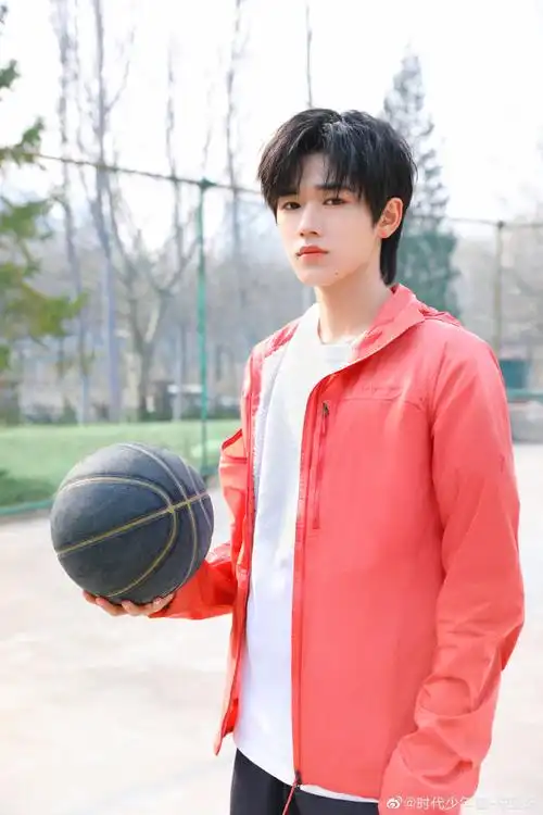 宋亚轩粉色运动风造型