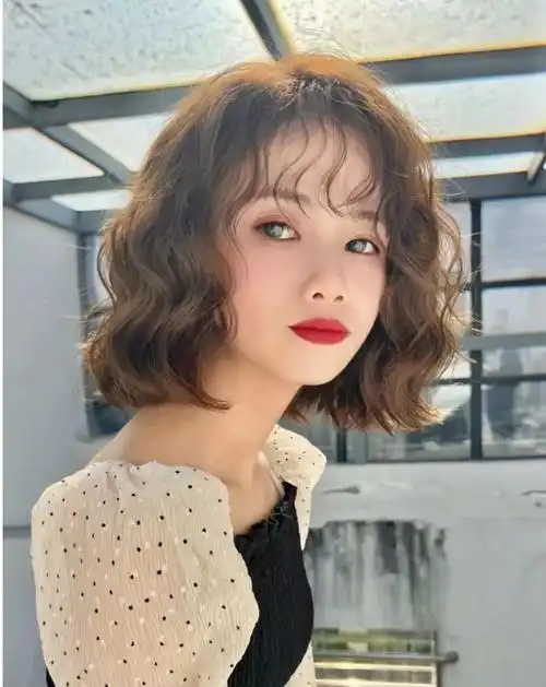 除了小卷卷很显发量很洋气之外,这种中大卷的造型也很蓬松很时尚,发量