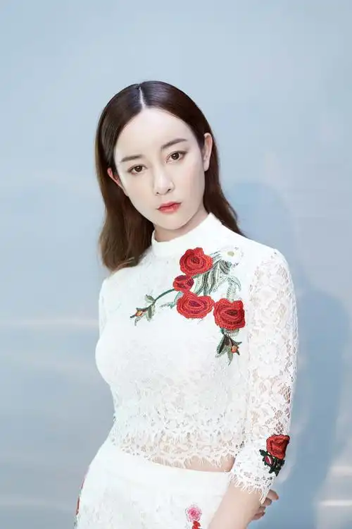 张檬身着中式蕾丝裙 优雅绽放真我